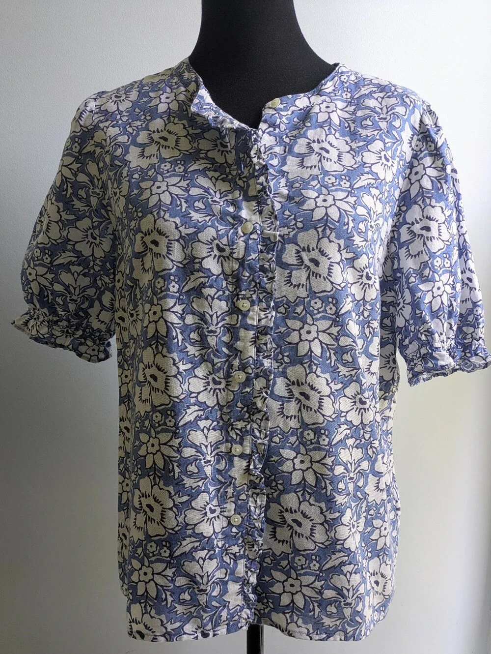 NWOT...J Crew Blue Floral Ruffled Button-Front Linen Blend Top Size Small